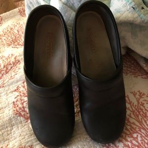 Size 40 Dansko black shoes barely worn